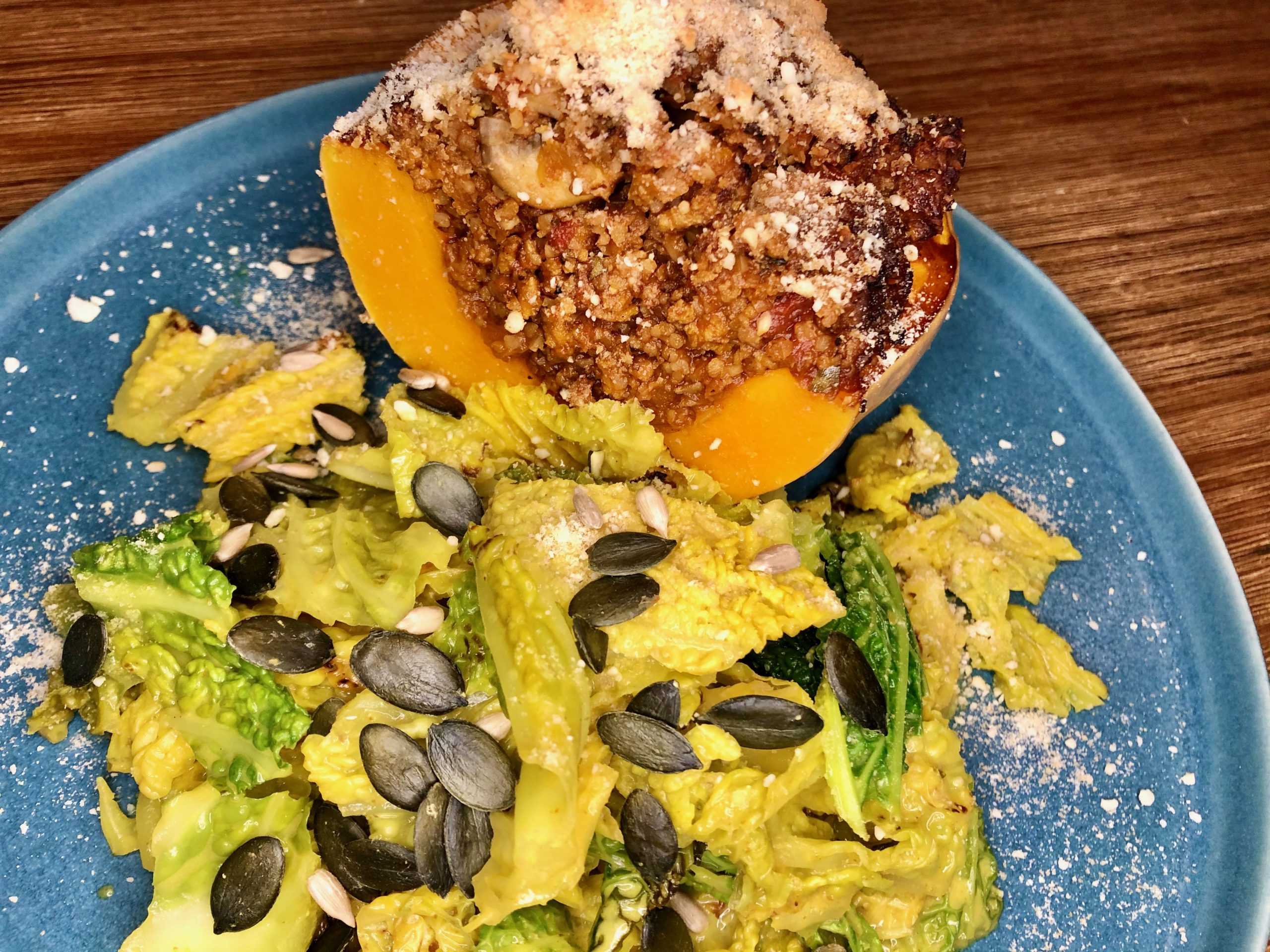 HeartAndSoul-EasyVeganLiving-GefüllterKürbisMitWirsinggemüse3