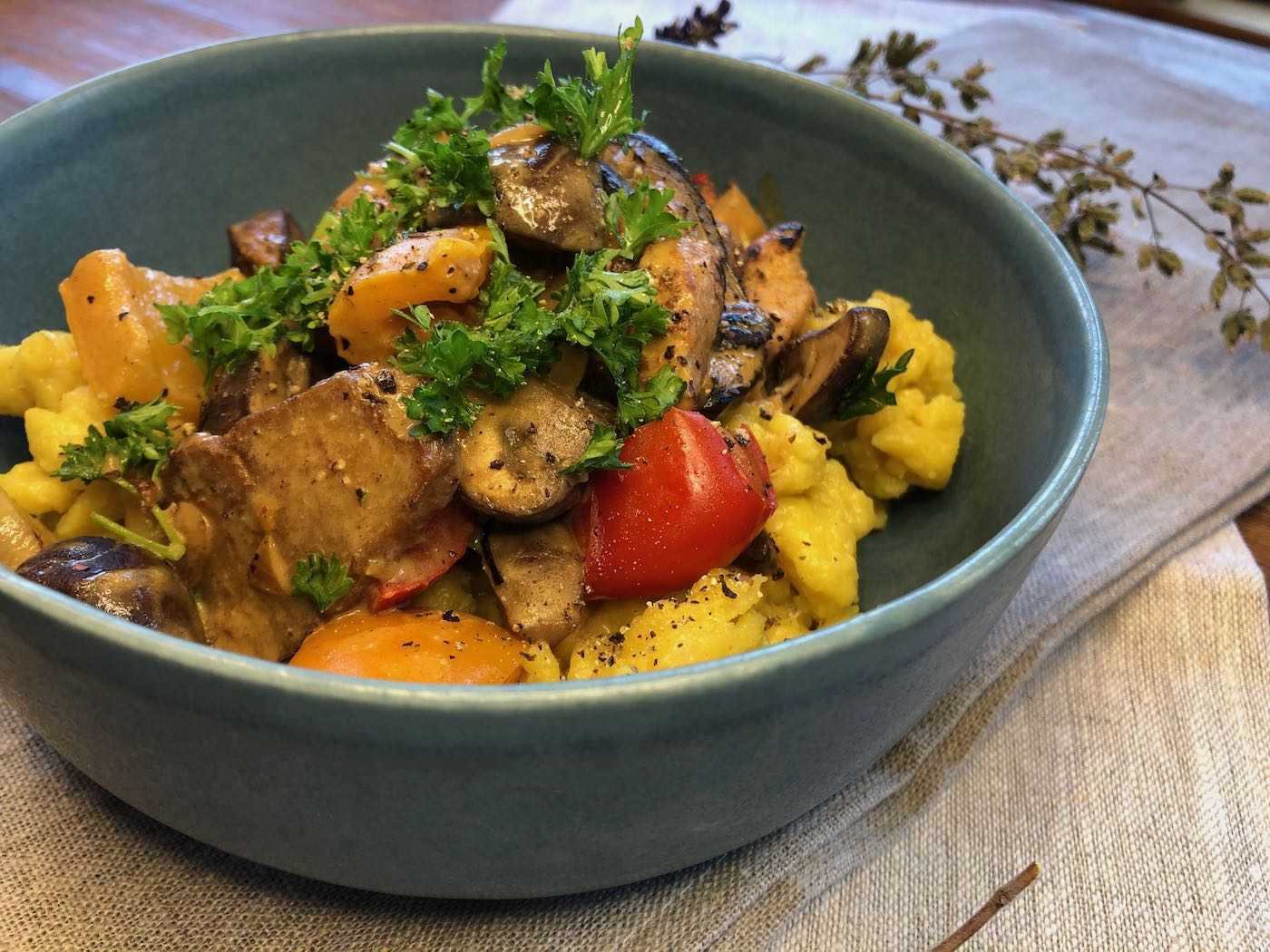 Knöpfle mit Seitan-Paprika-Pfanne