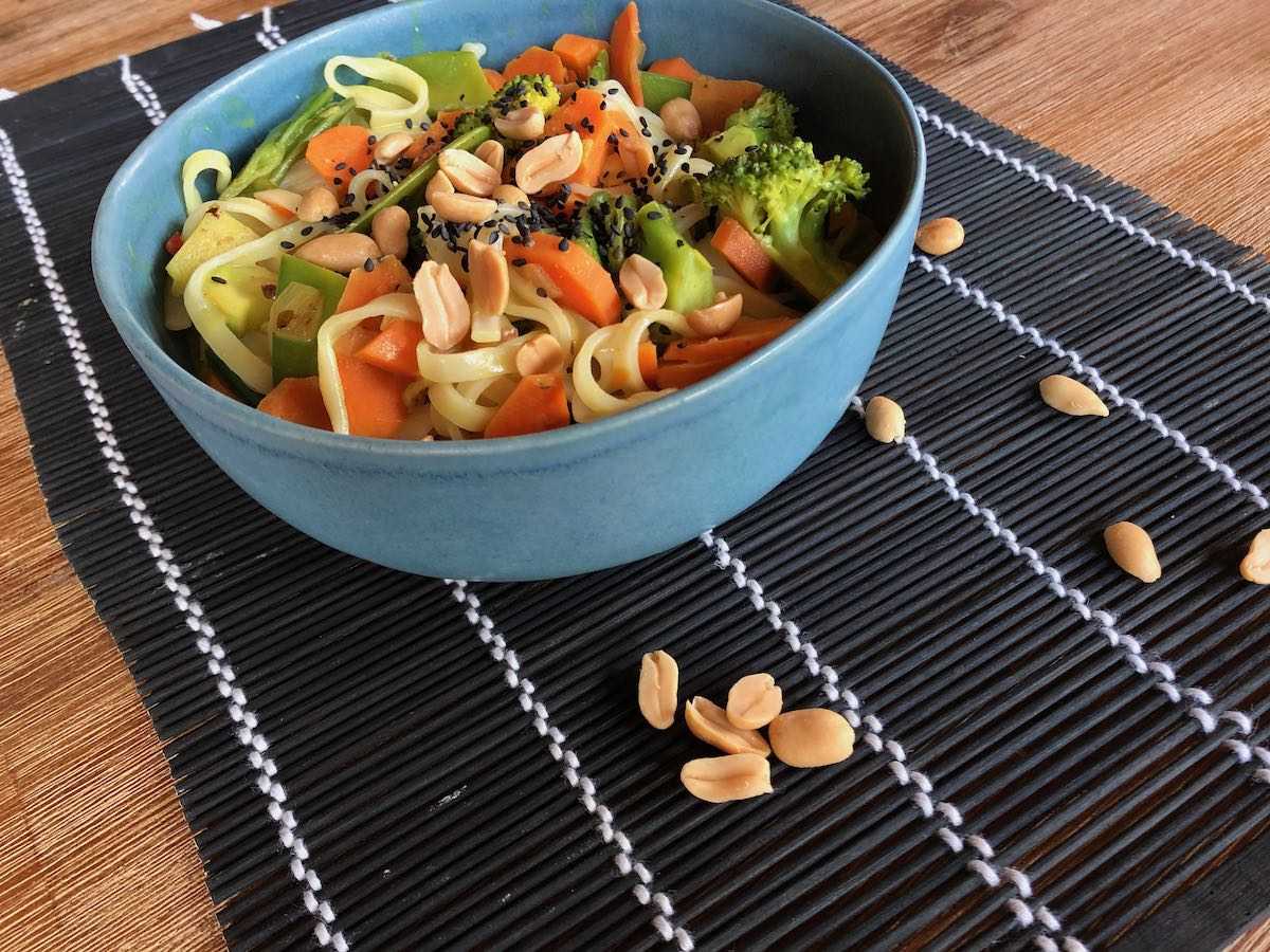 HeartAndSoul-EasyVeganLiving-Reisnudelsuppe mit frischem Gemüse2