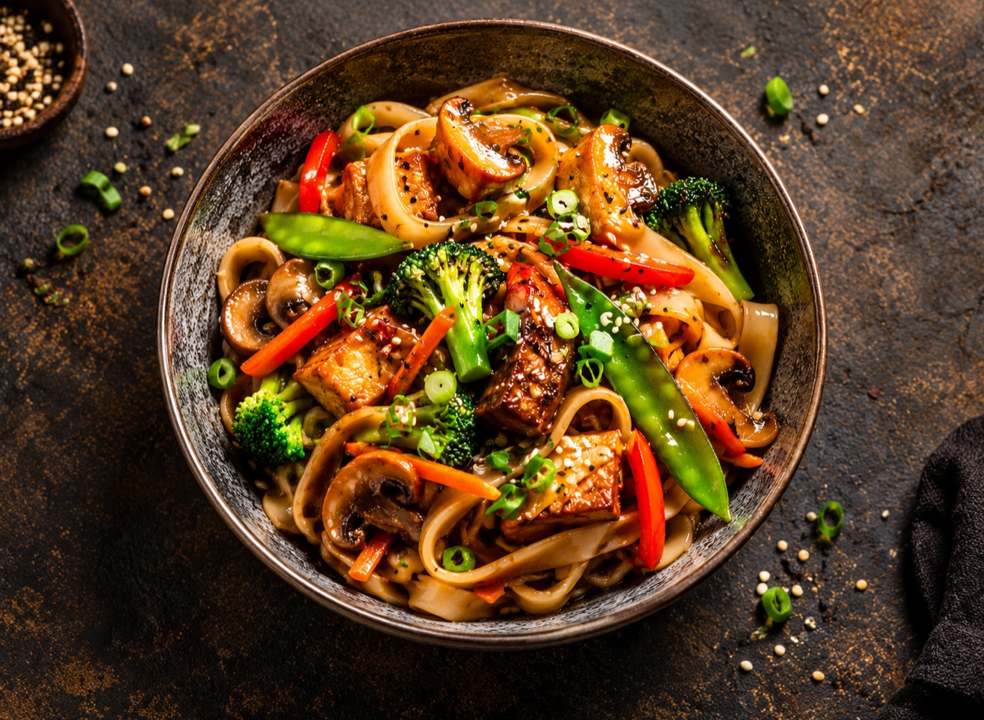 Gebratene Udonnudeln mit Wok-Gemüse und Tofu