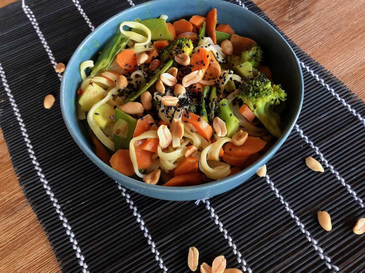 Reisnudelsuppe mit frischem Gemüse