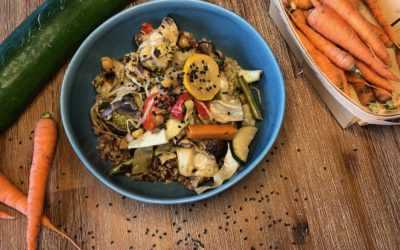 Asiatischer Wok mit buntem Reis