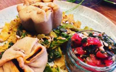 Herzhafte Potpies mit Wirsinggemüse und Tomatensalsa